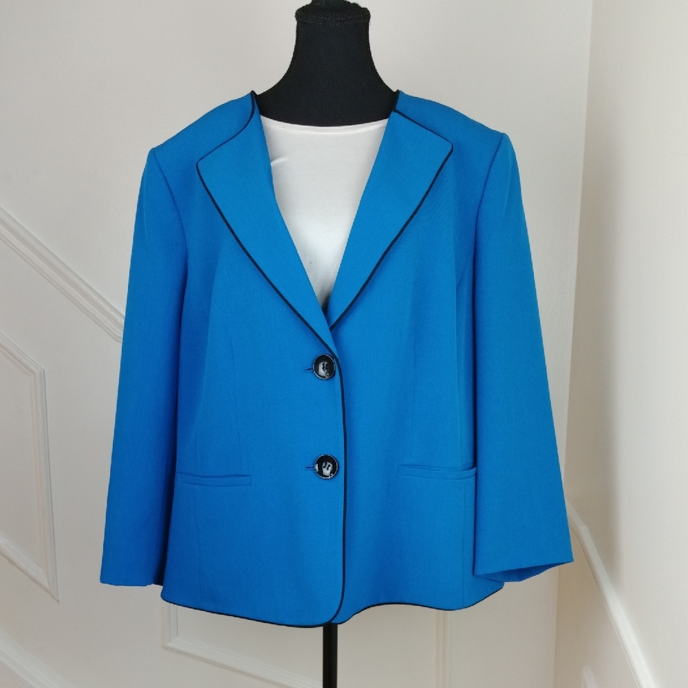 Plus Size Tailored Blazer 22W Blue Two Button Crepe Jacket Jones Studio brand